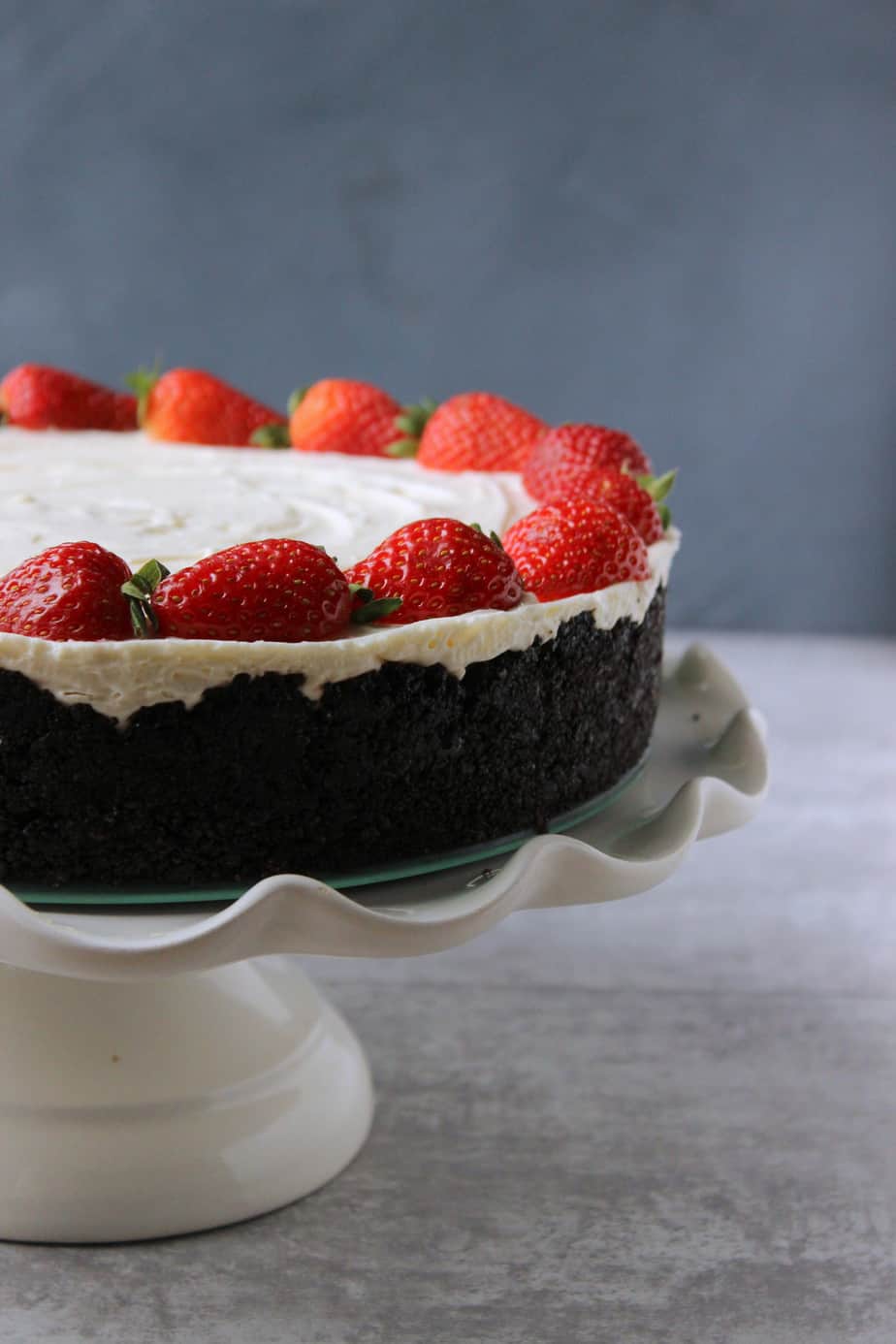 oreo cheesecake on a stand