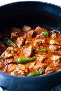 A pan filled with chicken and peppers.
