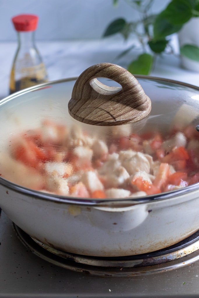 chicken and tomatoes simmering