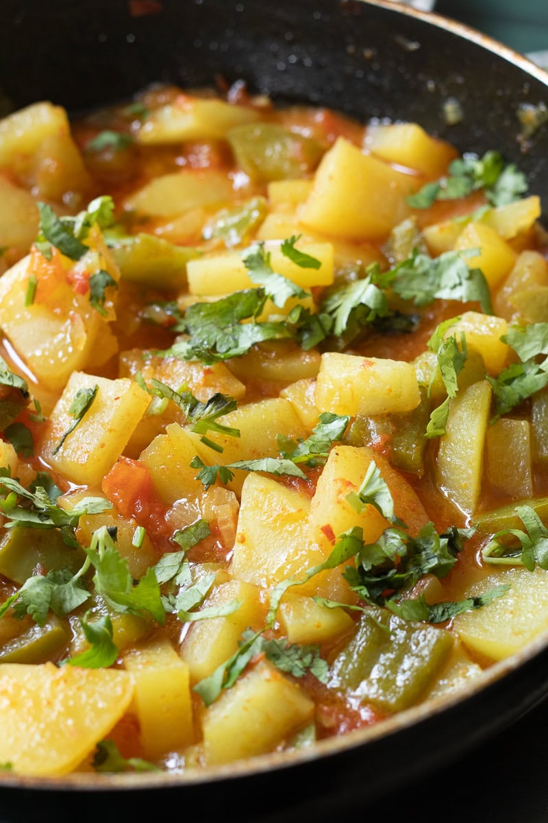 a dish of cooked aloo shimla mirch